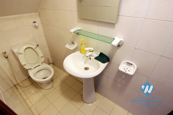 Nice house for rent in Westlake area, facing to the lake